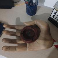 mano con portacenere 