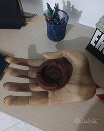 mano con portacenere 
