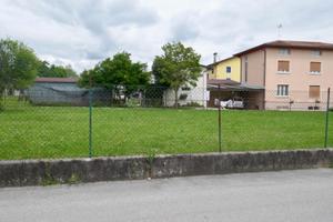 terreno edificabile di 1.045 mq in centro a Tau...