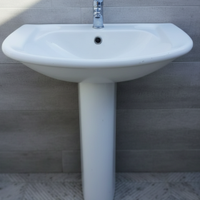 Lavabo con colonna. Colore bianco.Con rubinetto