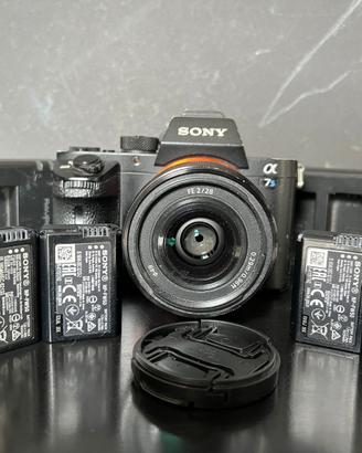 Sony A7sII + Sony 28mm F:2.0 + 4 Batterie + Carica