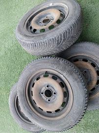 Gomme invernali con cerchi neri