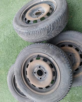 Gomme invernali con cerchi neri