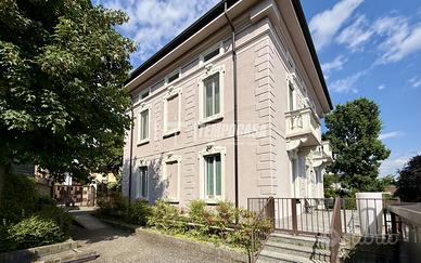 Prestigiosa residenza semi-indipendente con giardi