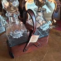 coppia bottiglie whisky con contenitore cuoio