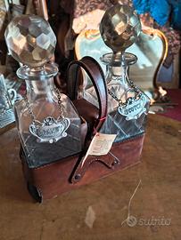 coppia bottiglie whisky con contenitore cuoio