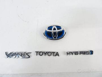 Scritta+Logo baule posteriore Toyota Yaris Hybrid