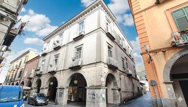 Signorile appartamento mansardato su Corso Umberto