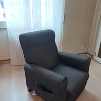 poltrona ikea muren grigio scuro 