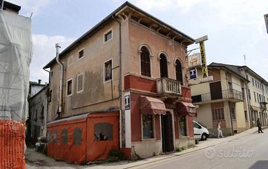 Negozio a Roncà, via Roma, 77, 12 locali