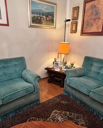 Coppia di divani classici in velluto verde acqua