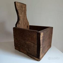 Rustica scatola in legno, realizzata a mano.