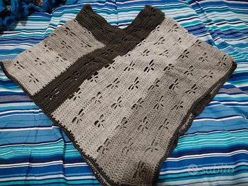 Poncho toni di grigio