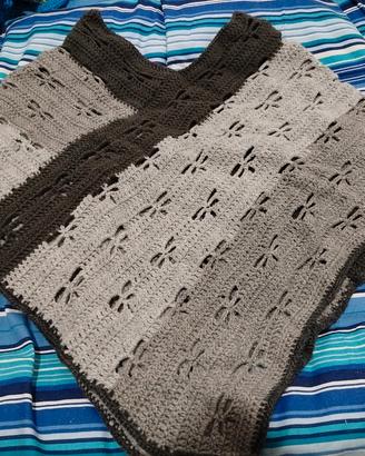 Poncho toni di grigio