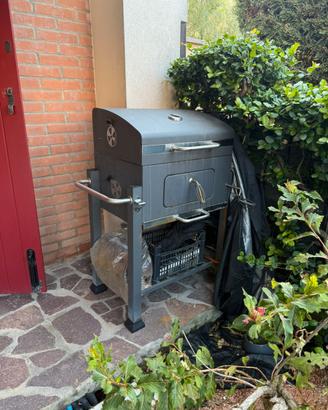 Barbecue a carbone con coperchio e termometro