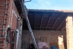 Rustico a portici con ampio cortile antistante