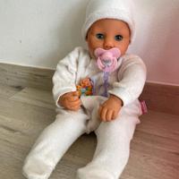 bambola che sembra vera con ovetto