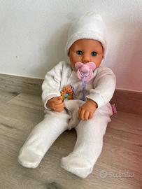 bambola che sembra vera con ovetto