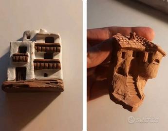 Coppia di casette in terracotta