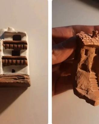 Coppia di casette in terracotta