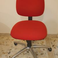 Sedia girevole e regolabile in tessuto rosso