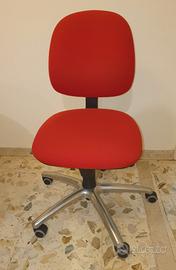 Sedia girevole e regolabile in tessuto rosso