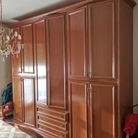 Camera da letto e tavolo con sedie 