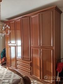 Camera da letto e tavolo con sedie 