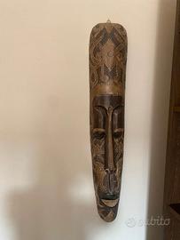 Maschera etnica decorativa in legno intagliato