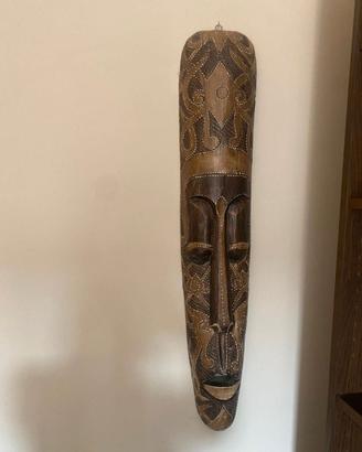 Maschera etnica decorativa in legno intagliato