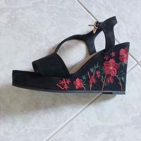 Sandali donna neri scamosciati con fiori