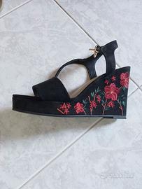 Sandali donna neri scamosciati con fiori