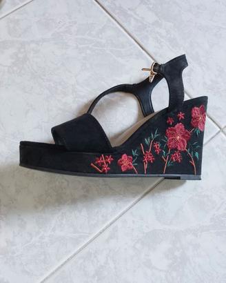 Sandali donna neri scamosciati con fiori