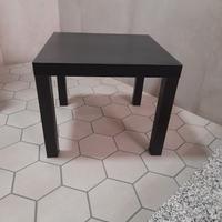 Tavolino nero dal design moderno e minimale