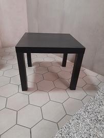 Tavolino nero dal design moderno e minimale