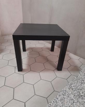 Tavolino nero dal design moderno e minimale