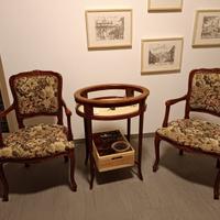 Sedie con tavolino antico