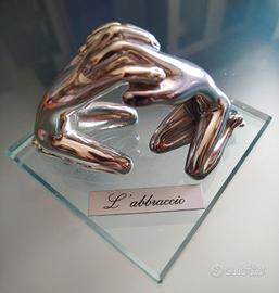 scultura l'abbraccio di Ottaviani