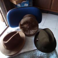 Cappelli e impermeabile cerato