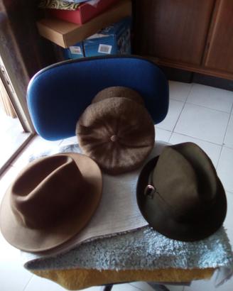 Cappelli e impermeabile cerato
