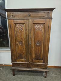 Mobile antico in legno di teak intagliato