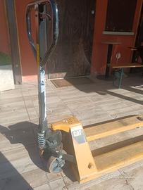 3 Transpallet manuali e 1 con bilancia marca Cat
