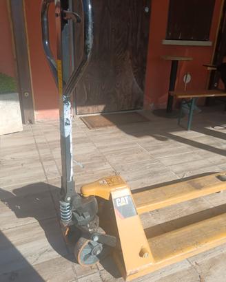 3 Transpallet manuali e 1 con bilancia marca Cat