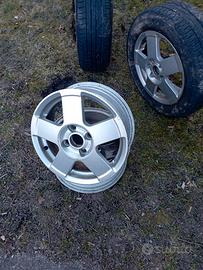 cerchi da quindici e due gomme. 