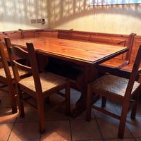 Tavolo con giropanca, 3 sedie e mobile con vetrine