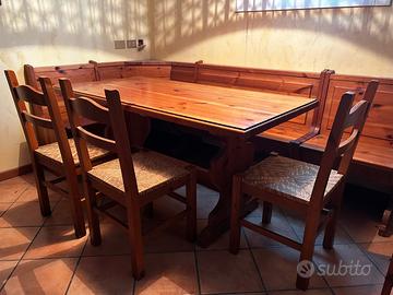 Tavolo con giropanca, 3 sedie e mobile con vetrine