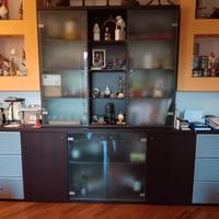 mobile in legno con ante in vetro 