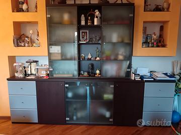 mobile in legno con ante in vetro 