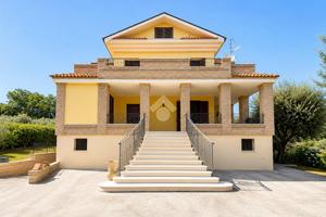 VILLA SINGOLA A GIULIANOVA