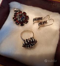 Parure pendente collana, orecchini e anello